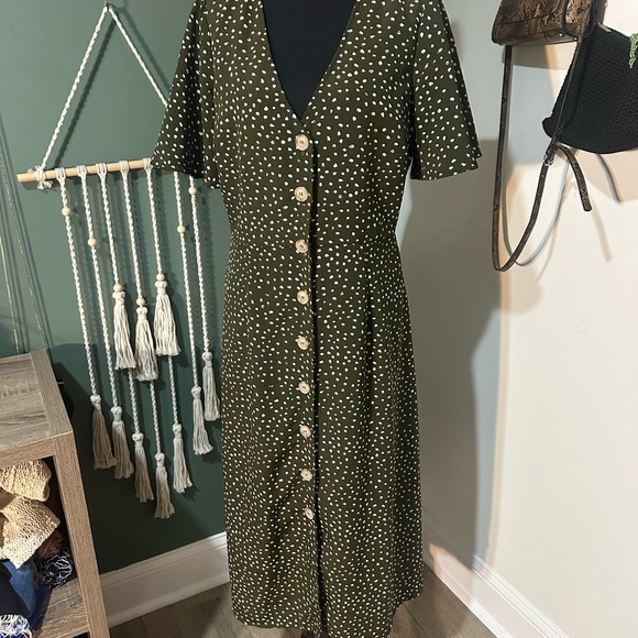 Blu Planet Dresses & Skirts - 💕Women’s Blu Pepper Button Front Midi Olive Green Polka Dot Size M